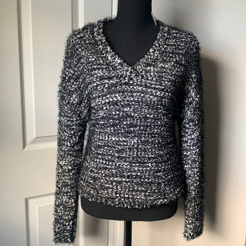 Derek Heart woman’s V neck sweater. Size medium - Picture 1 of 5